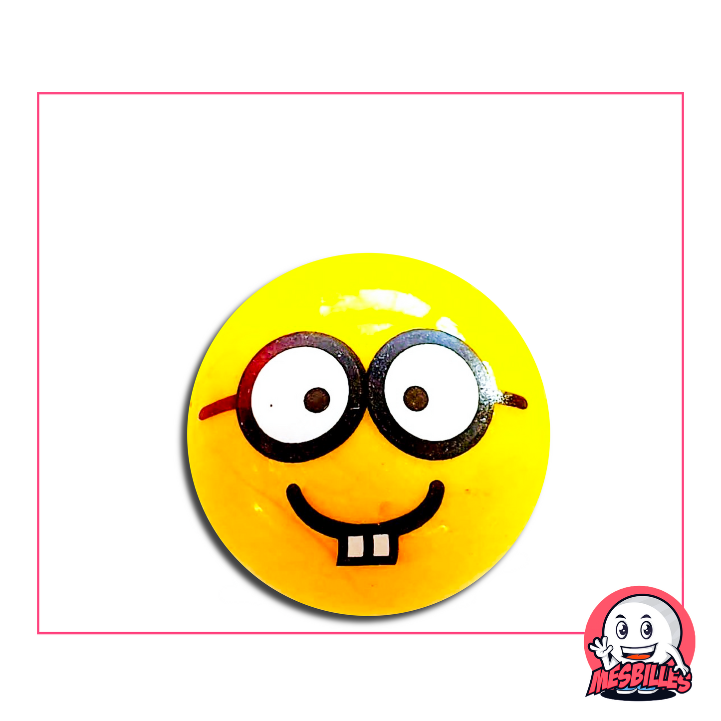 Canica amarilla con cara sonriente, gafas redondas grandes y dos dientes visibles