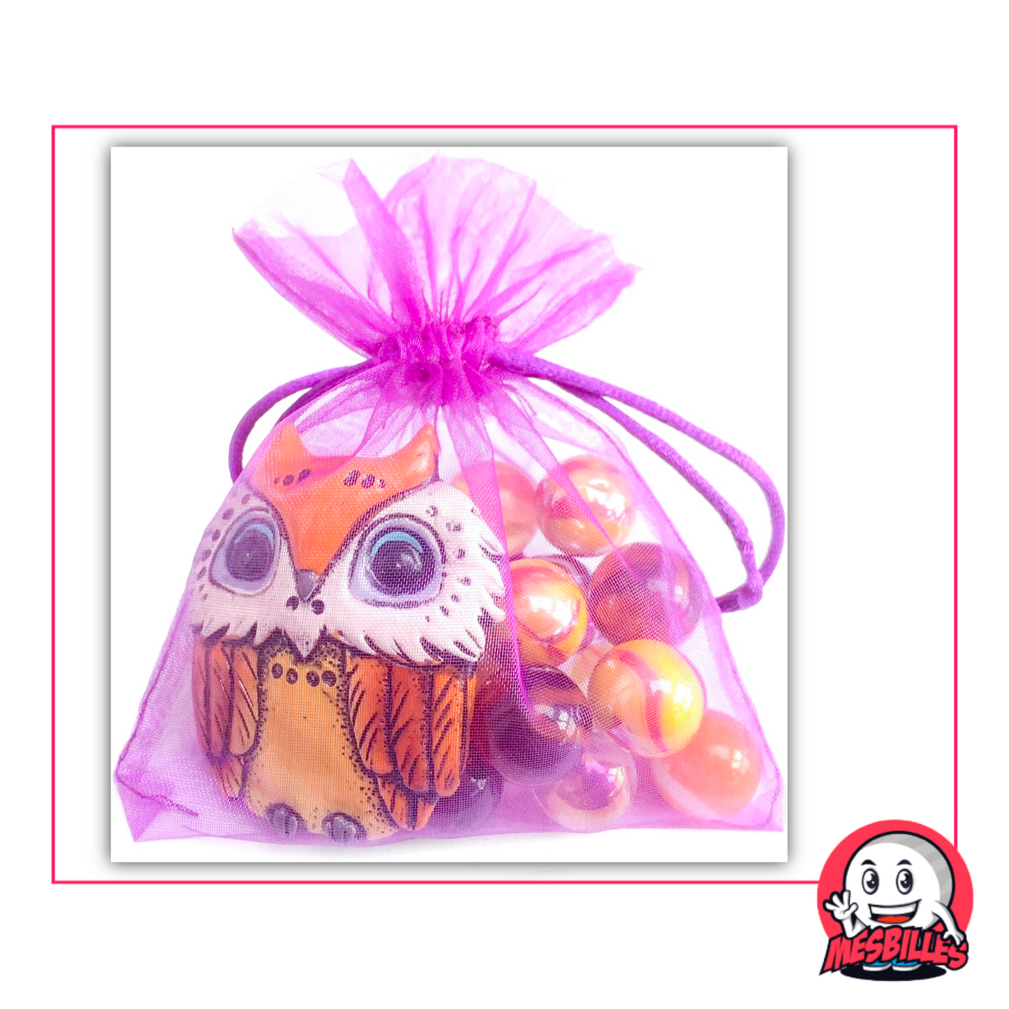 Búho naranja decorativo acompañado de 20 canicas de colores en una bolsita transparente