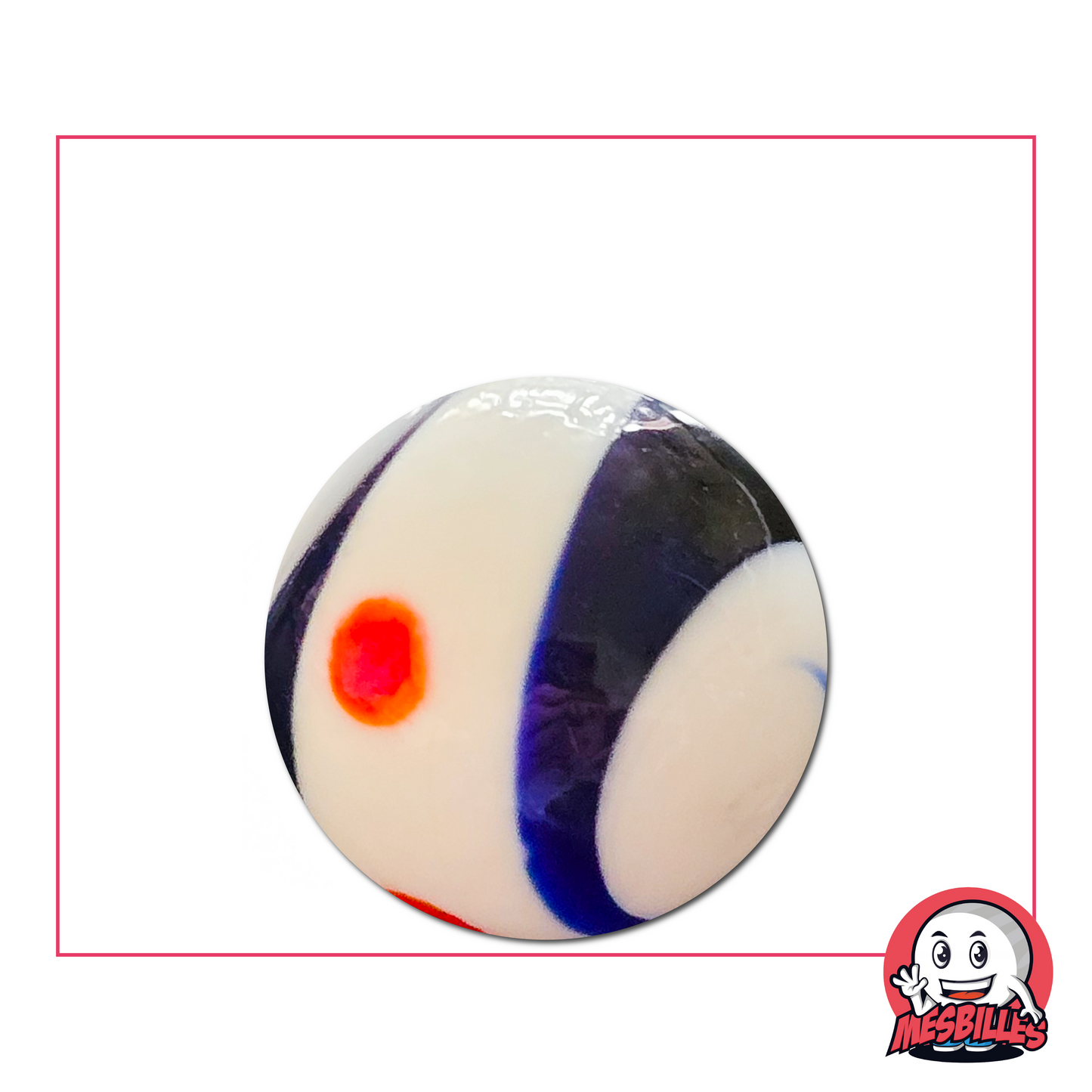 Primer plano de una canica Big Bang blanca con espirales azules y punto central rojo, de cristal de 25 mm, vendida por unidades en MisCanicas.