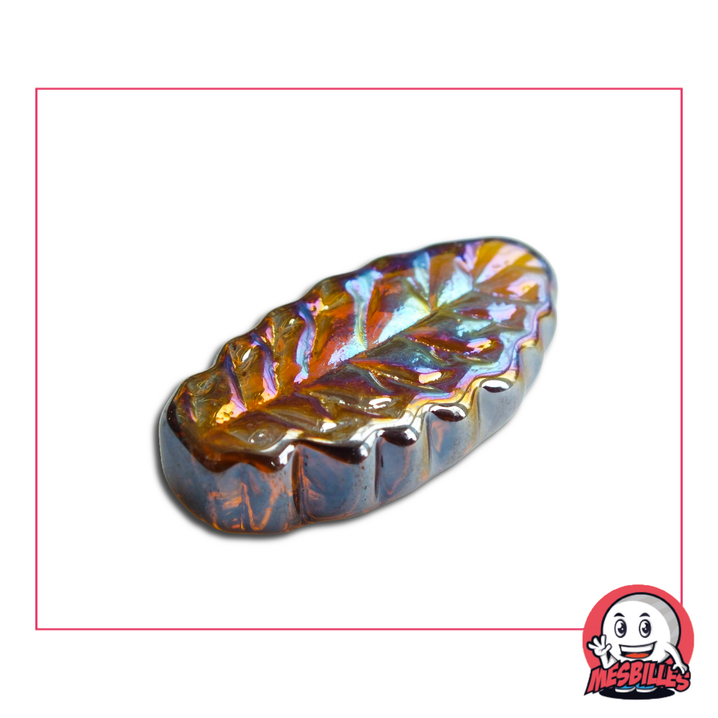Foto de una canica plana con forma de hoja de fresno, de cristal ámbar irisado de 4 cm, vendida por unidad en la tienda MisCanicas.