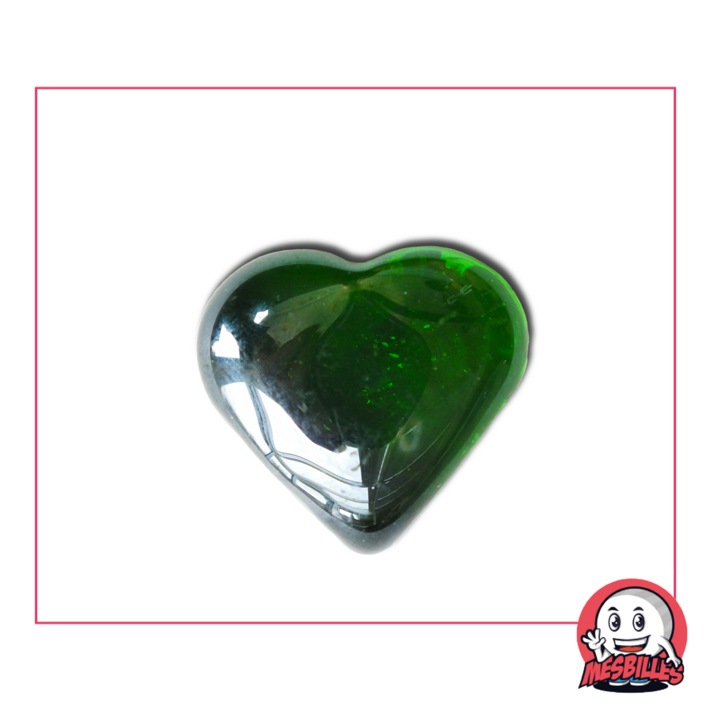 Foto de una canica con forma de corazón abombado en vidrio verde translúcido, vendida por unidad en la tienda MisCanicas.