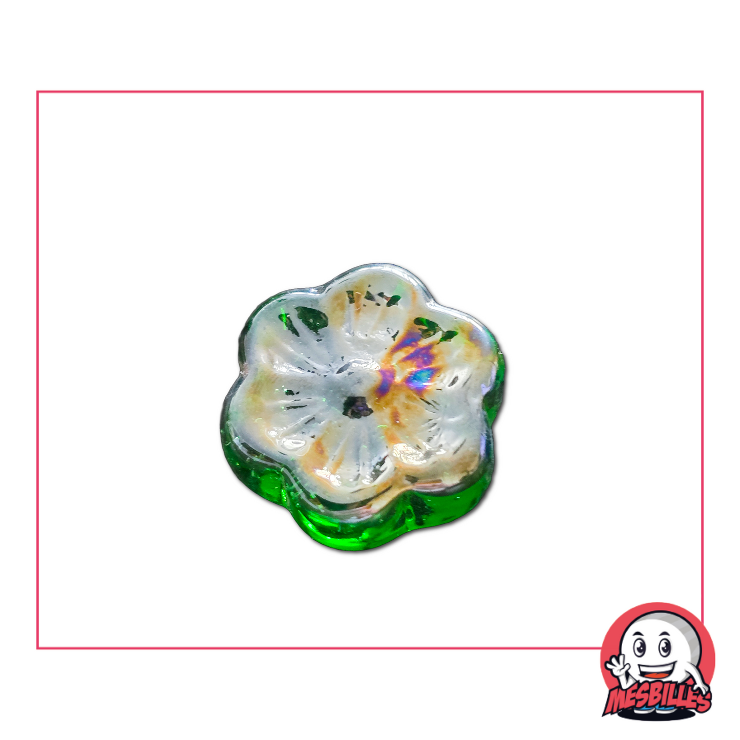 Foto de una canica plana con forma de flor Cosmos, 2,5 cm, de cristal irisado blanco sobre base verde, vendida por unidad en MisCanicas.