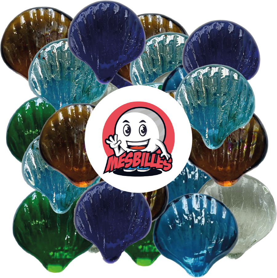 Imagen de la mascota MisCanicas rodeada de canicas Concha en vidrio translúcido verde de forma plana, tamaño 35 mm - MisCanicas