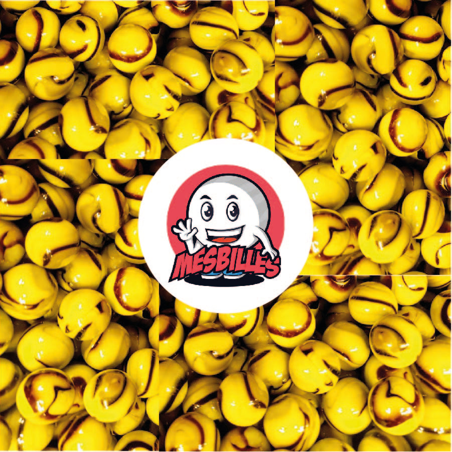 Imagen de la mascota MisCanicas rodeada de canicas Abeja opacas de color amarillo con rayas marrones de 22 mm