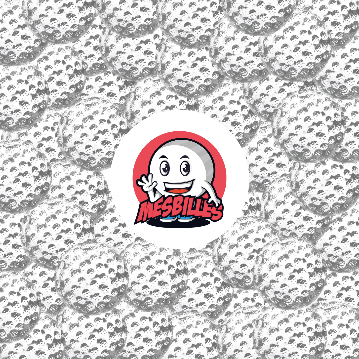Primer plano de un conjunto de canicas Bola de Golf Cristal de 60 mm en vidrio, con textura deportiva, rodeando el logotipo MisCanicas.