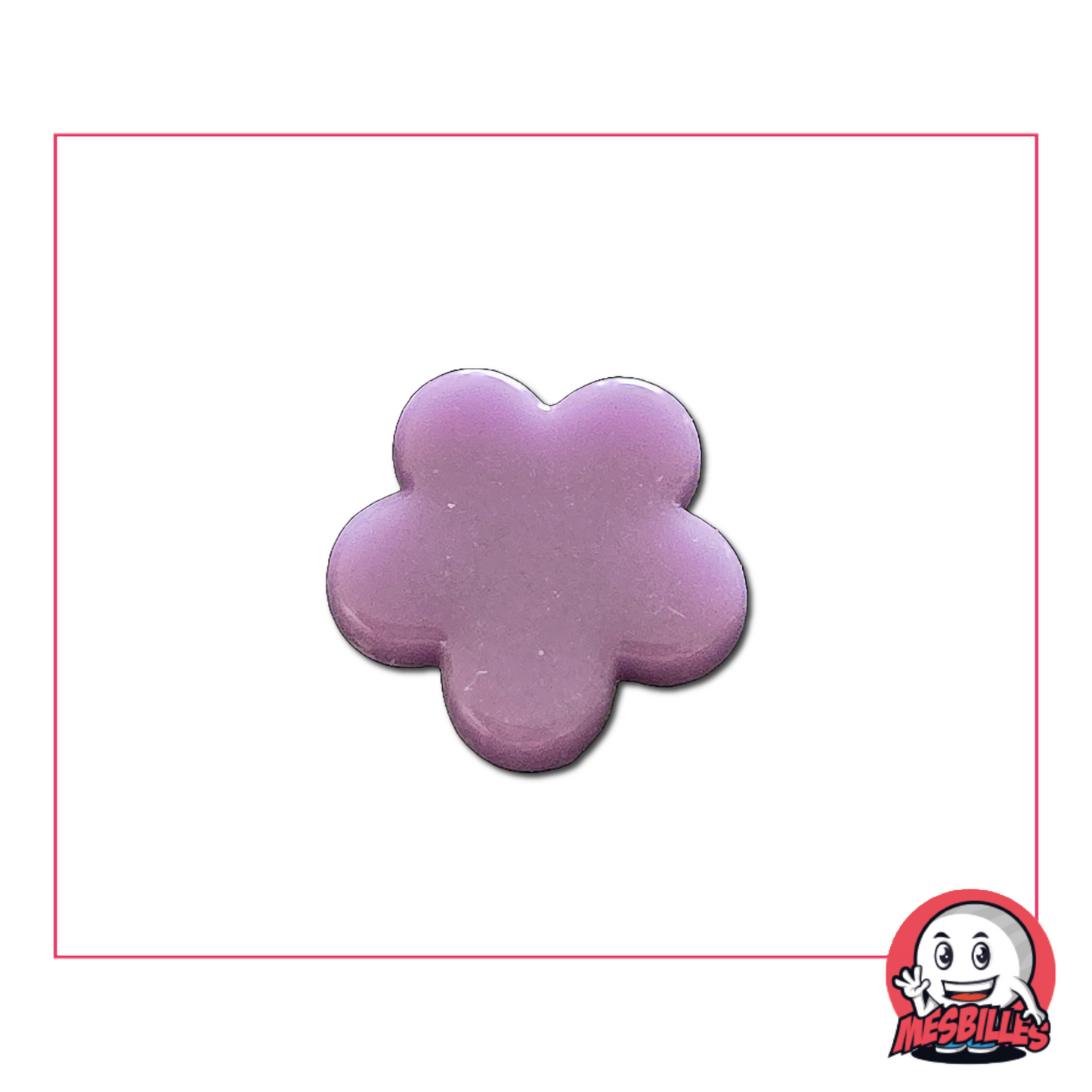 Canica flor extraplana perla violeta clara: vista frontal aislada sobre fondo neutro