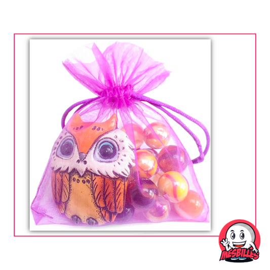 Búho naranja decorativo acompañado de 20 canicas de colores en una bolsita transparente