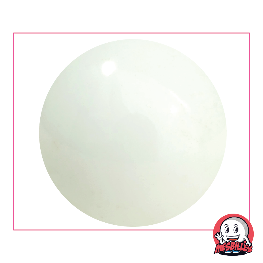 Esta canica grande de 5 cm de diámetro iluminará sus juegos de canicas con su brillo y sus encantadores reflejos irisados.
