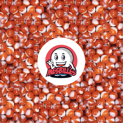Imagen de la mascota MisCanicas rodeada de canicas Junon de 14 mm de color naranja con trazos blancos