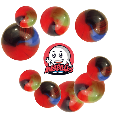 Imagen de la mascota MisCanicas rodeada de canicas Lautrec de vidrio naranja con rayas verdes y marrones de 14 mm
