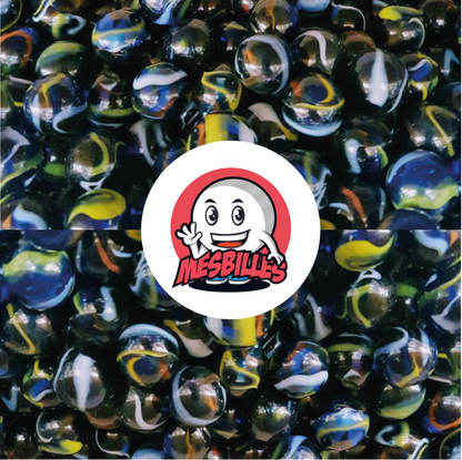 Imagen de la mascota MisCanicas rodeada de canicas Miguel Ángel de cristal azul, con rayas rojas, blancas y amarillas, 50 mm