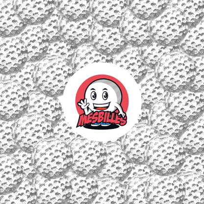 Primer plano de un conjunto de canicas Bola de Golf Cristal de 60 mm en vidrio, con textura deportiva, rodeando el logotipo MisCanicas.